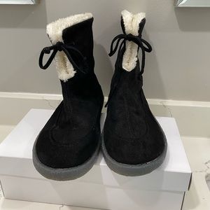 Warm winter boots, black swade, size 10 but fit like size 9